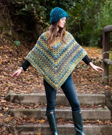 Poncho Caldo Caldo Modello Uncinetto