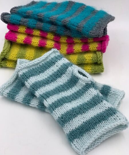 oltre a gomitoli online tanti kit uncinetto e maglia il kit guanti di lana è ideale per le principianti del lavoro a maglia