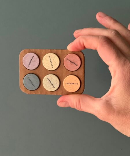 Negozio di filati online. Disponibili tanti accessori per chi ama lavorare a maglia o uncinetto, dai marcapunti ai ferri circolari, alle borse porta ferri cocoknits