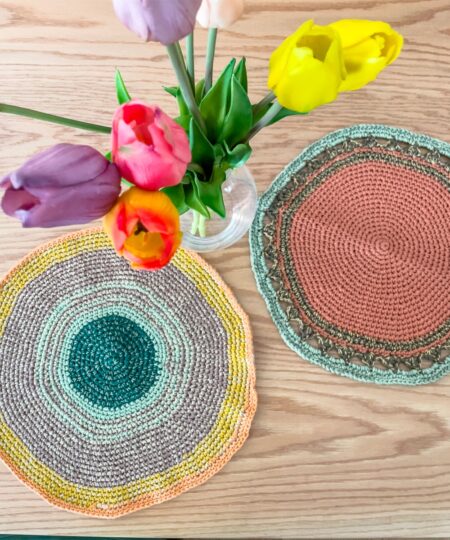 pattern facile all'uncinetto per realizzare 2 tovagliette colorate