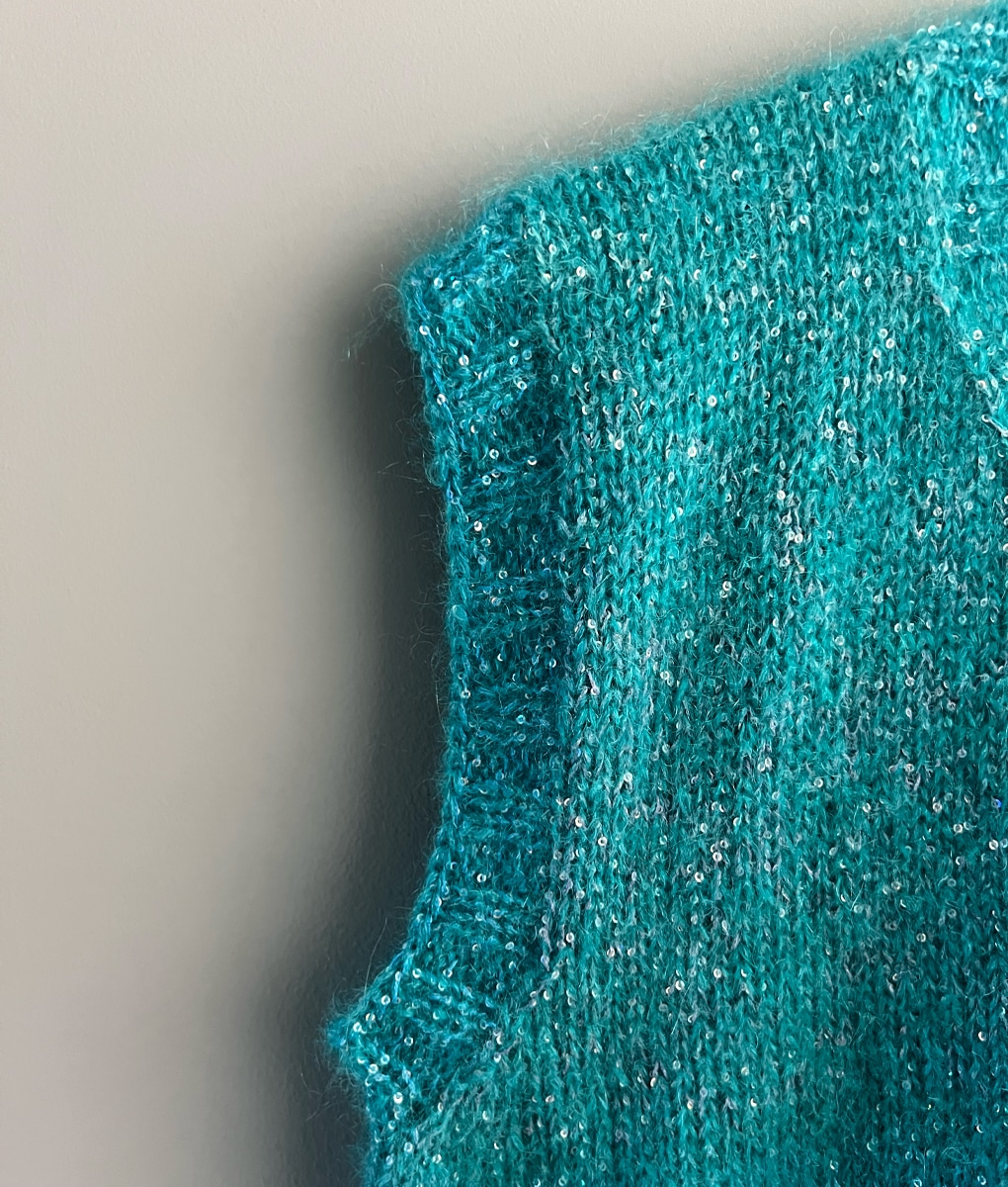 gilet ai ferri con paillettes scollo a v costruzione bottom up in mohair vivienne sesia filati