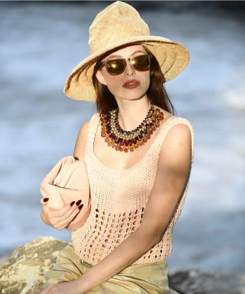 Audry il kit per realizzare il top estivo realizzato a maglia con soli 2 gomitoli di fettuccia Pesca di filati sesia e i ferri grossi