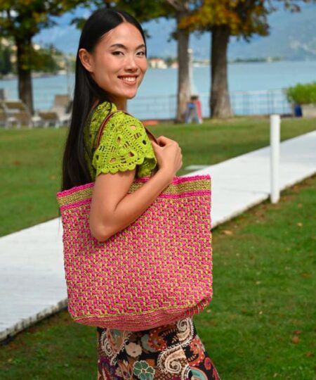 Negozio di filati on line. Kit Uncinetto Modello Uncinetto: Pattern borsa da spiaggia in rafia con filato in 100% viscosa colori vivaci