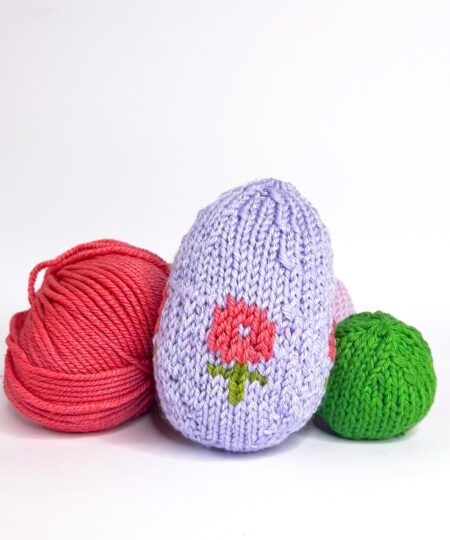 Modello a maglia facile Pattern Gratuito: Uovo di Pasqua colorwork knitting ai ferri circolari realizzato ai ferri ideale per un livello intermedio