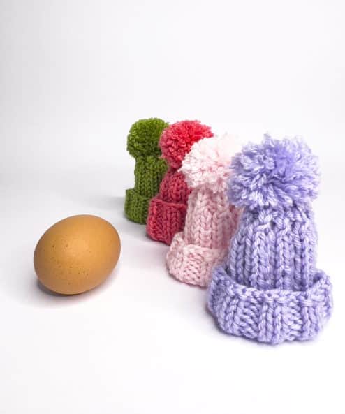 Modello a maglia facile Pattern Gratuito Mini Cappelli di Pasqua realizzato ai ferri ideale per un livello principiante