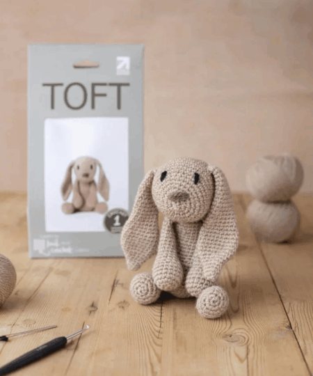emma la coniglietta è un Kit Amigurumi con Filati Toft un regalo ideale per gli amanti dell'uncinetto anche per i principianti