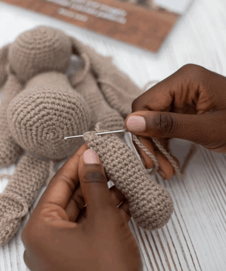 emma la coniglietta è un Kit Amigurumi con Filati Toft un regalo ideale per gli amanti dell'uncinetto anche per i principianti