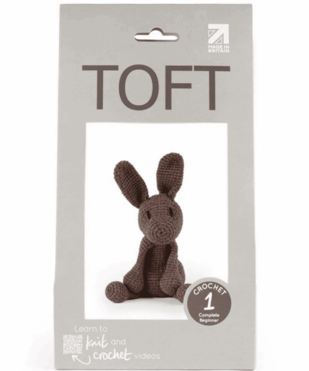 Lucy la lepre è un Kit Amigurumi con Filati Toft un regalo ideale per gli amanti dell'uncinetto anche per i principianti