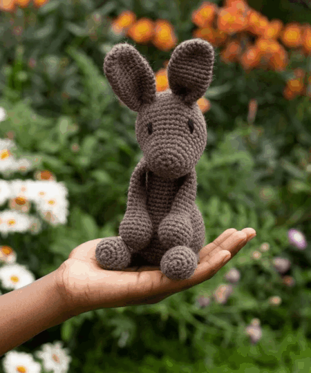 Lucy la lepre è un Kit Amigurumi con Filati Toft un regalo ideale per gli amanti dell'uncinetto anche per i principianti