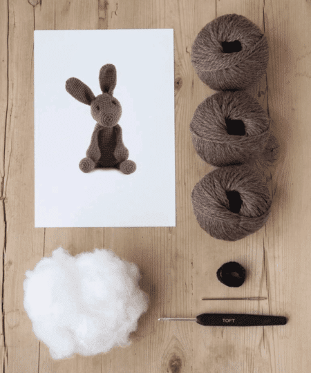 Lucy la lepre è un Kit Amigurumi con Filati Toft un regalo ideale per gli amanti dell'uncinetto anche per i principianti