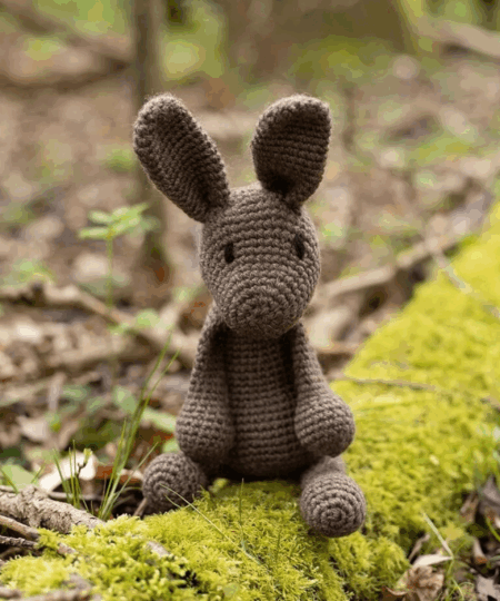Lucy la lepre è un Kit Amigurumi con Filati Toft un regalo ideale per gli amanti dell'uncinetto anche per i principianti