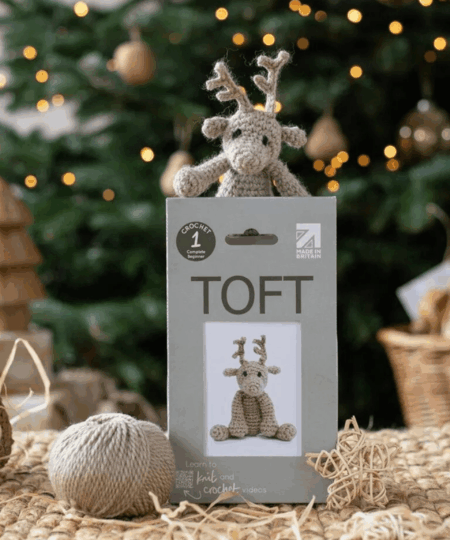 Mini Donna la Renna è un Kit Amigurumi con Filati Toft un regalo ideale per gli amanti dell'uncinetto anche per i principianti