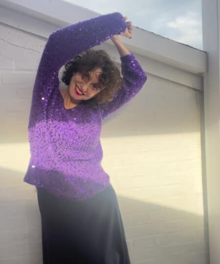 Kit Maglia realizzato con i ferri circolari e costruzione top-down maglia in lana e alpaca e paillettes lana grossa cosmo livello facile